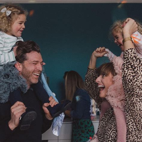 Ông bố hot blogger đòi cạo đầu 1 trong 2 đứa con gái sinh đôi để dễ phân biệt gây tranh cãi