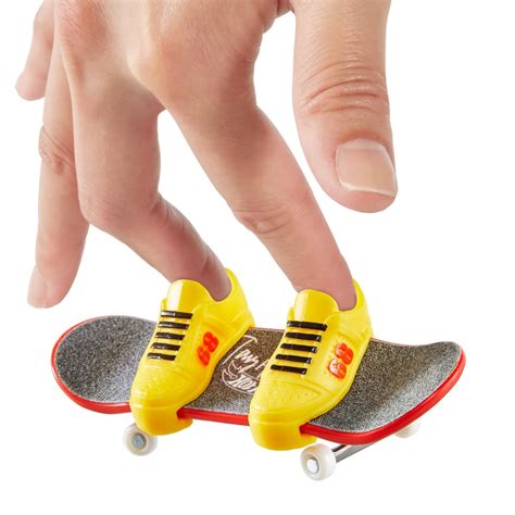 Hot Wheels Skate Collector Fingerboard And Vehicle Pack Random Set Of