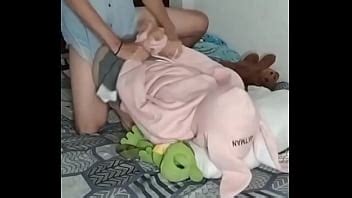 Secuestrador se coge a la pequeña niña de 18 años con cosplay de conejita XVIDEOS