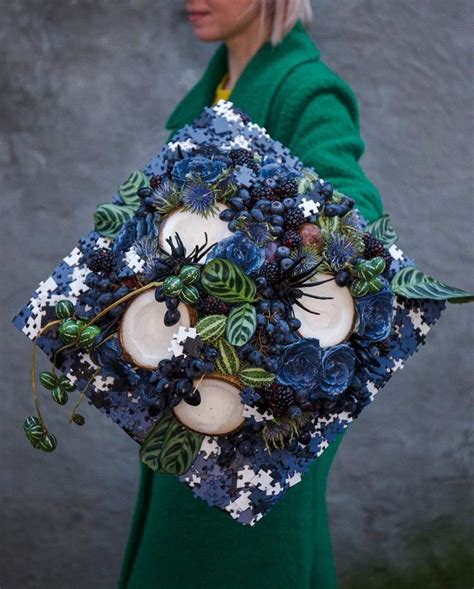 Современные цветочные композиции и фруктовые съедобные подарки