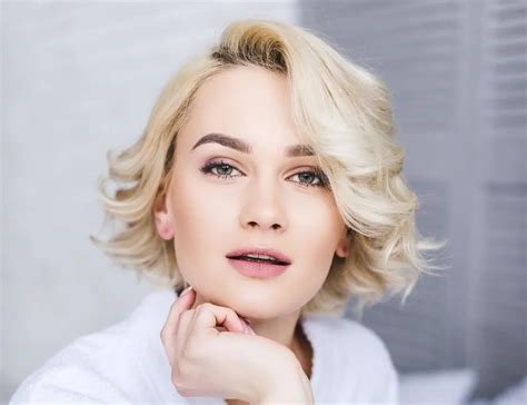 The Cutest Platinum Blonde Bobs To Try In