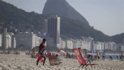 Lugar Marcado Na Areia Barraqueiros Loteiam A Praia De Copacabana