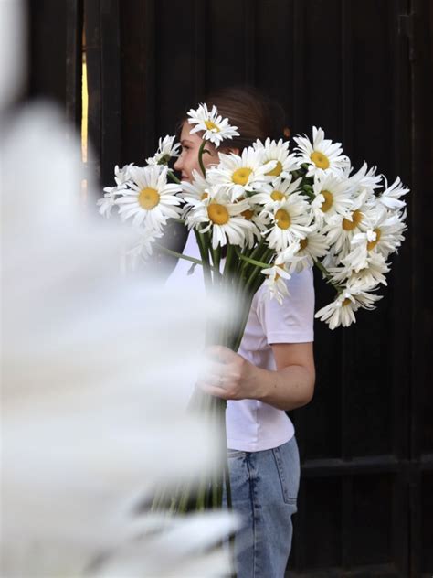 Охапка летних ромашек - купить в СПБ с доставкой в Kraft Flowers