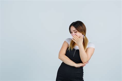 Blonde Junge Dame Im Kleid Gestikuliert Isoliert Kostenlose Foto