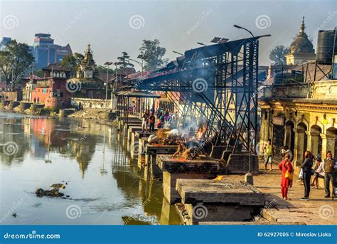 Hindu Cremation Rituals at Pashupatinath Temple, Nepal Editorial Image ...