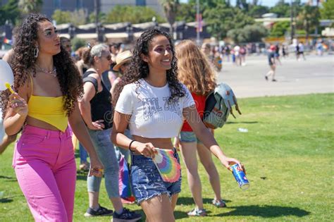Desfile De Lesbianas Y Gays Lesbianas Caminando En El Desfile Del Orgullo Gay Imagen Editorial