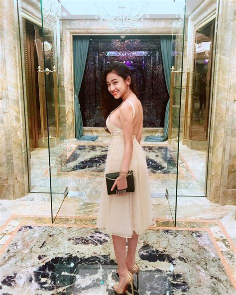 Hot girl thị phi Thúy Vi diện váy khoét sâu đến rốn khoe ngực khủng chụp hình nhí nhố cùng