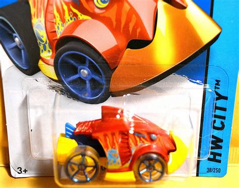 T Hunted BOMBA O T Hunt do lote L da linha básica Hot Wheels de 2015