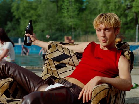 AusCAPS Troye Sivan Shirtless And Nude Dancers In Rush Music Video