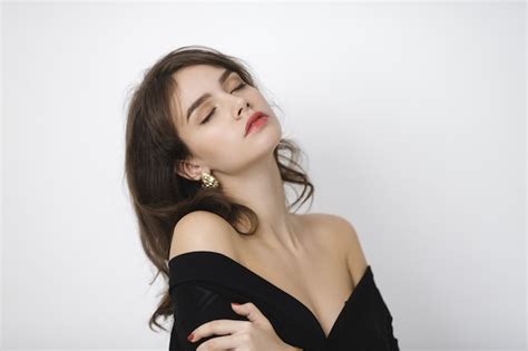 Premium Photo Fashion Portrait Of Brunette Woman In Studio