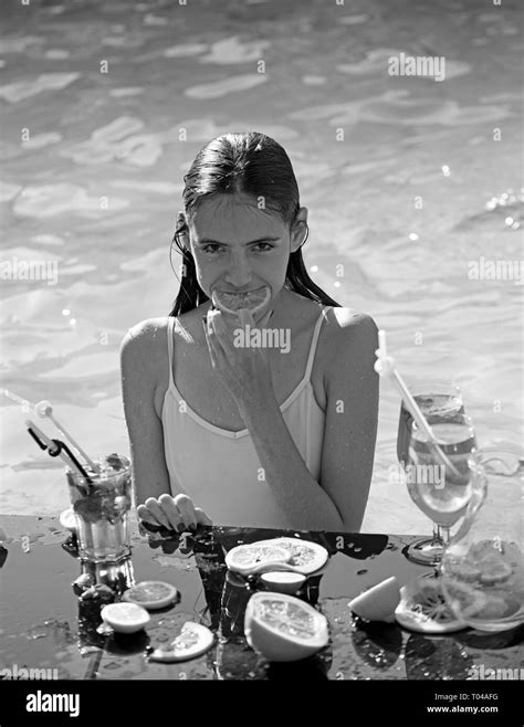 M Dchen Im Bikini Schwarzwei Stockfotos Und Bilder Alamy