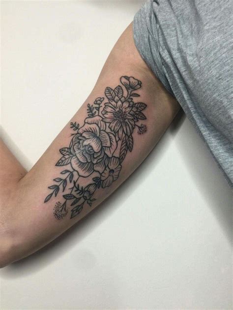 Kwiaty Na Ramieniu Wzory Tatuażu Wzory Tatuaży I Inspiracje