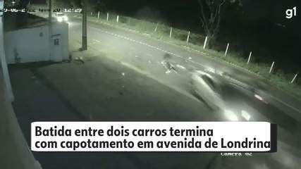 VÍDEO Batida entre dois carros termina capotamento em avenida de