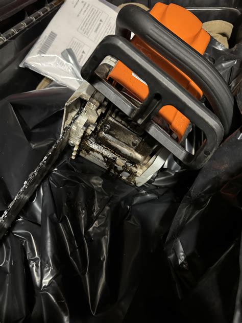 What is this leak? No bar oil in the saw : r/Chainsaw