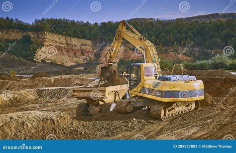 Excavator Quarrying Sand From A Sand Pit In A Woodland Stock Image Image Of Bulldozer