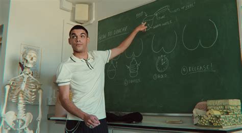 La saison de Sex Education montre la sexualité gay comme rarement à la télévision têtu