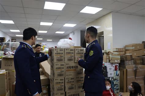 Kiểm tra kho hàng của hot girl livestream chốt hàng nghìn đơn mỗi ngày