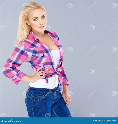 Mooie In Rondborstige Blonde Vrouw Stock Afbeelding Image Of Blond Geruit