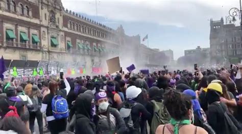 D A De La Mujer Derriban Una Valla Frente A Palacio Nacional