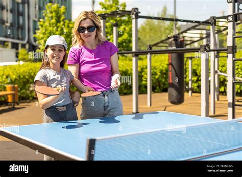 Mutter tochter mädchen bikini Fotos und Bildmaterial in hoher Auflösung Alamy