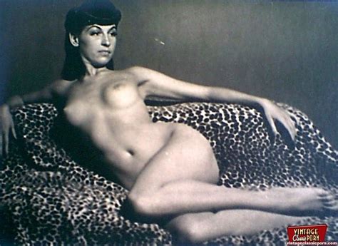 Retro Porn Several Thirties Wifes Showing XXX Dessert Picture 9