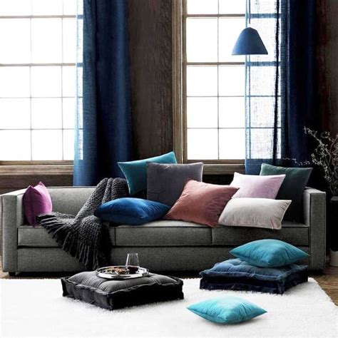 Декоративные бархатные подушки на диван - 80 фото