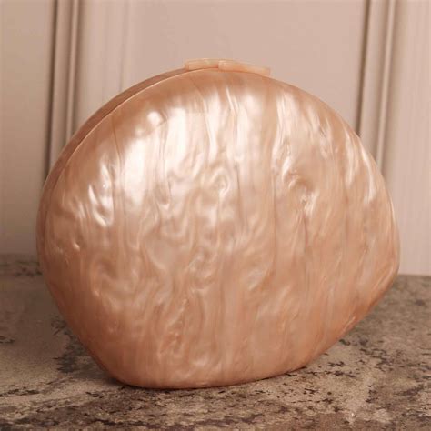 CLUTCH NUDE OVAL ACRÍLICO IMITAÇÃO MADREPEROLA FECHO RETANGULAR Milene Jóias