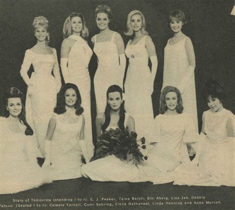 10 Hot Sexy EJ Peaker Bikini Pics