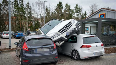 Leonberg Wtf Mercedes Fahrer Baut Krassen Unfall Beim Einparken