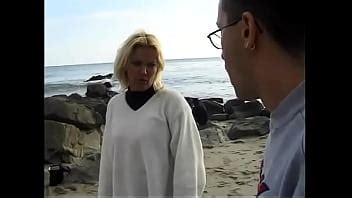 Chica anal recibe una polla en el coño y el culo apretado y luego recibe un creampie anal XNXX