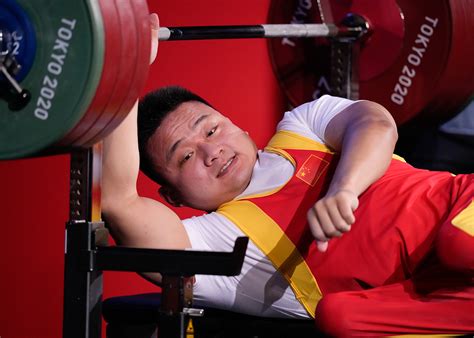 Chinese Powerlifting Gold Medalist Liu Lei Sets Example For His Son