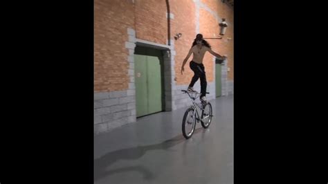 Profite De La Nuit Pour Se D Shabiller Et Rouler En V Lo Bruxelles Pornhub Gay