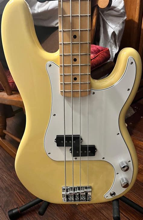 Used Fender Player Precision Bass - - Sweetwater's Gear Exchange