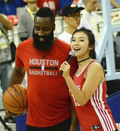 身材确实棒！nba主持张曼源再度和哈登“合体”，臀部比登哥还翘中国