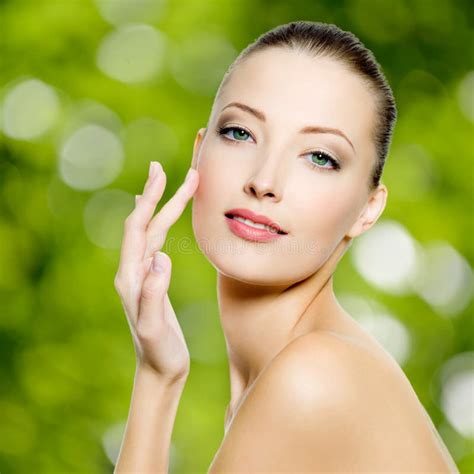 Mujer Hermosa En El Bikini Atractivo Que Se Relaja En La Playa Del Verano Imagen De Archivo