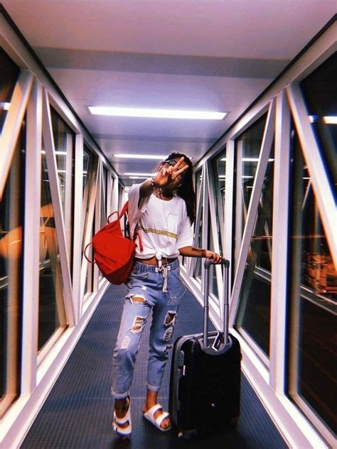 ɪsᴀʙᴇʟʟᴀ ғᴀʙᴀ Aesthetic Airport Self Portrait Picture ☆ Photo Inspo