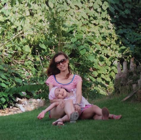 Thời trẻ của 2 mẹ ngoại hot nhất làng bóng đá Mẹ vợ Tiến Dũng đẹp ngỡ ngàng nhưng có hơn mẹ