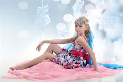 Jonge Blonde Prinses Met Een Mooie Oosterse Versiering Op Haar Hoofd Met Stenen Sprookje Stock