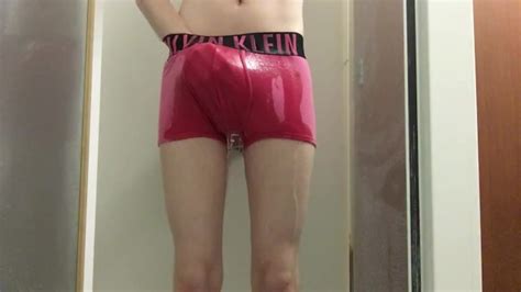 絶望的な大学のイケメンは彼のピンクのカルバンクラインボクサーブリーフを小便します Pornhub Gay