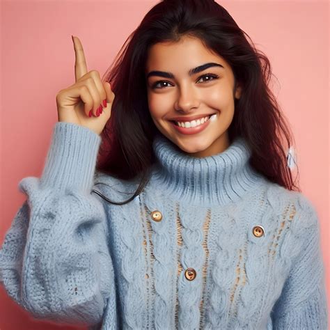 Mujer latina joven sintiéndose como un genio feliz y emocionado después de darse cuenta de una