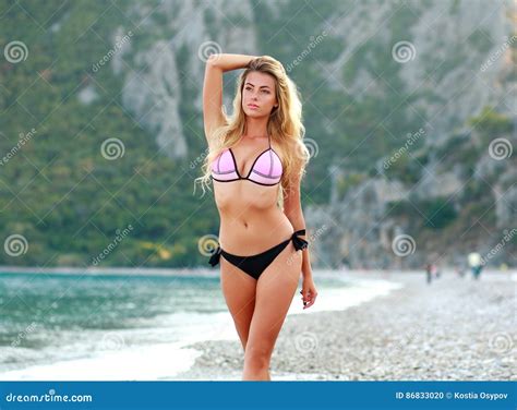 Fille Sensuelle Marchant Sur La Plage De Mer D été Dans Le Bikini Photo stock Image du plage