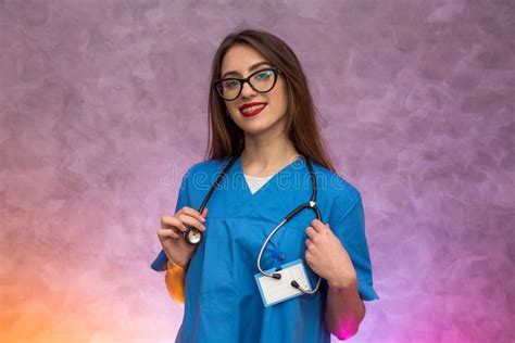 Docteur Gay Et Attirant L uniforme Médical Posant Avec Le Stéthoscope Et L insigne à L hôpital