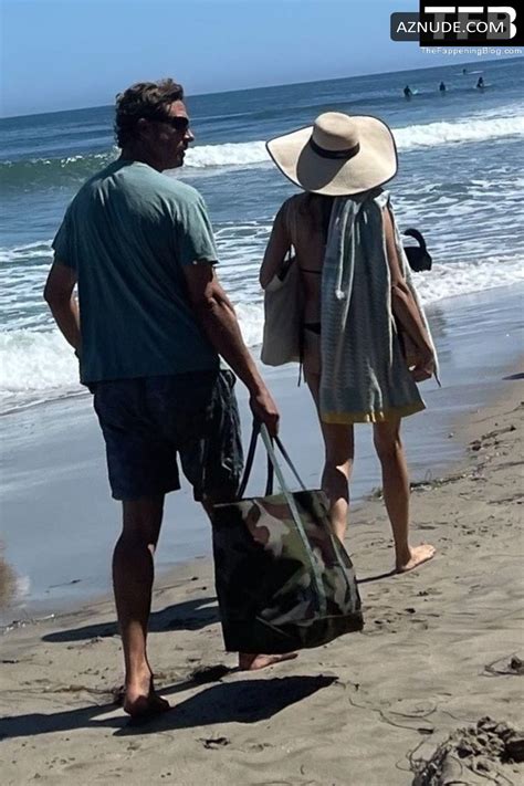 Heather Graham Sexy Seen Flaunting Her Hot Figure Wearing A Black