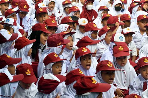 Foto Semangat Siswa Ikuti Upacara Di Hari Pertama Masuk Sekolah