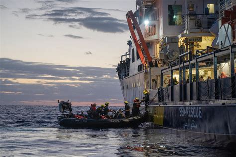 Cerca De Un Millar De Migrantes Esperan Permiso Para Desembarcar En Un