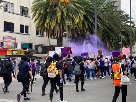 Feministas Protestan En El Z Calo Capitalino Realizan Pintas Y