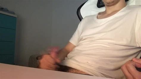 CHICO SE CORRE ENCIMA DE SU CAMISETA Pornhub Gay