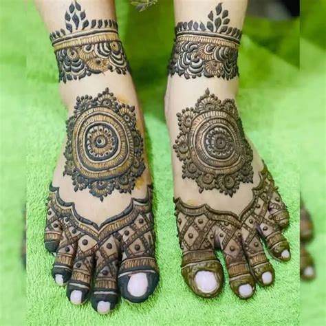 20 Effortlessly Beautiful: Easy Mehndi Designs for Feet