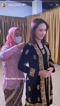 8 Foto Happy Asmara Jadi Pengantin Bikin Heboh Pamer Fitting Baju Nikah