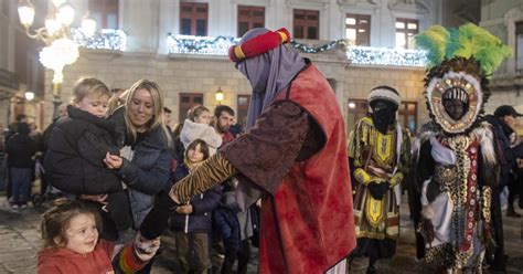 Los Pajes Reales Llegan A Reus Y Se Instalan En La Plaza De La Llibertat